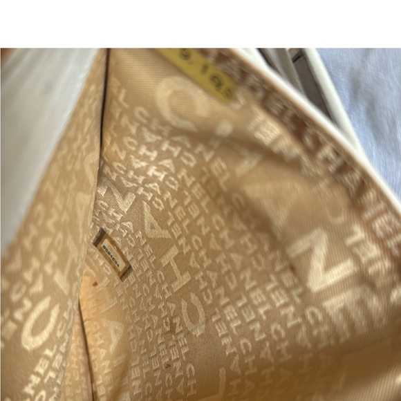 Authentic CHANEL CC Logo with kiss-lock wallet. Comes with authenticity card. - Picture 7 of 10